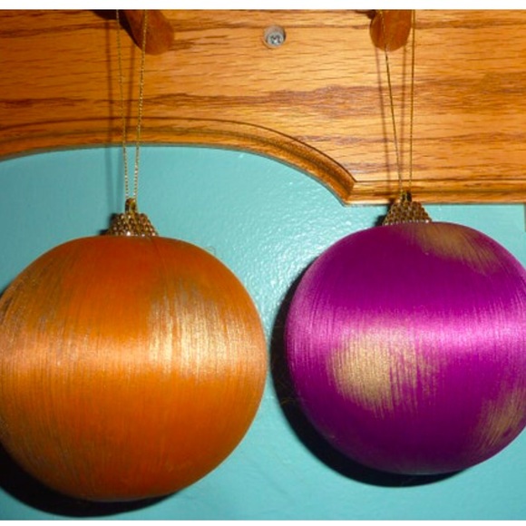 🎄SALE Set of 2 wrapped ornaments 3.25”, thin silky thread, distressed - Picture 1 of 2